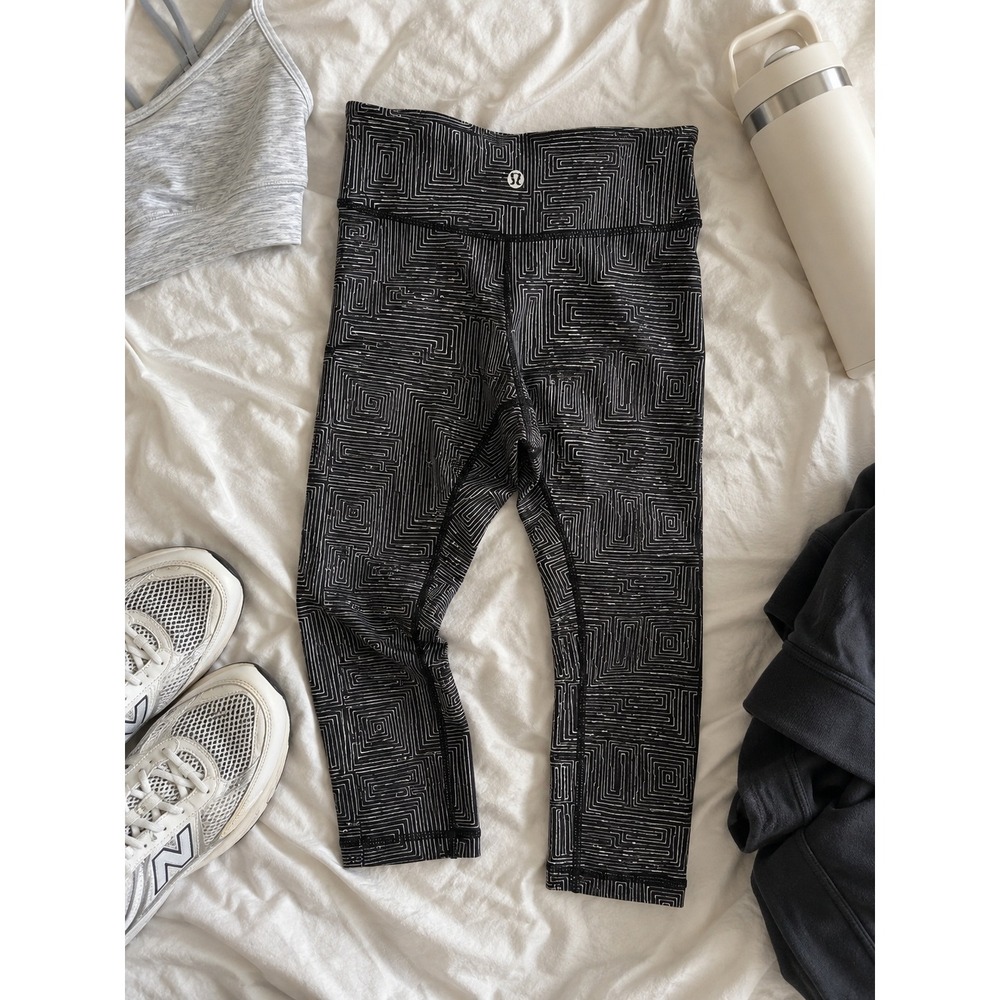 Lululemon Wunder Under Crop Leggings Black White Geometric Maze Size 6